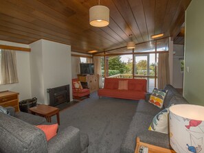 TV - Sixties Cedar Bach - Kuratau Holiday Home (Kuratau)