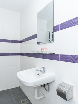 Standard Double Room | Bathroom | Shower, free toiletries, towels - MK Paradise Hotel (Bukit Gambir)