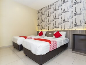 Habitación Deluxe con 2 camas individuales | Sistema de insonorización, tabla de planchar con plancha, wifi gratis