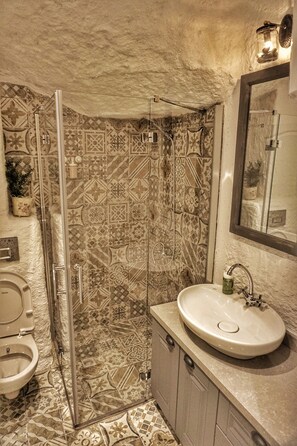 Departamento superior, vista a la ciudad | Baño | Regadera, regadera tipo lluvia, secadora de cabello, toallas 