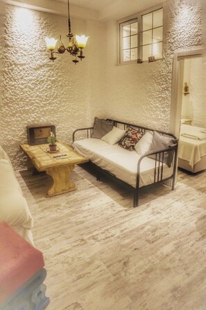 Superior appartement, uitzicht op de stad | Woonruimte | Ledtelevisie