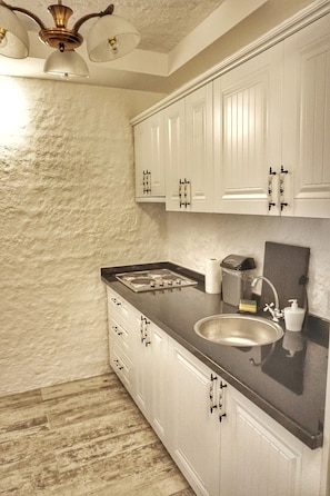 Deluxe Apartment, City View | Private kitchen