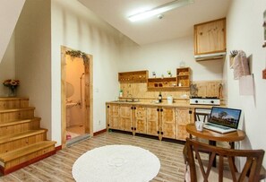 Duplex (Kkotbora, Miribyeol) | Private kitchenette | Fridge, microwave, stovetop, electric kettle - Jirisan Shiri Pension (Gurye)