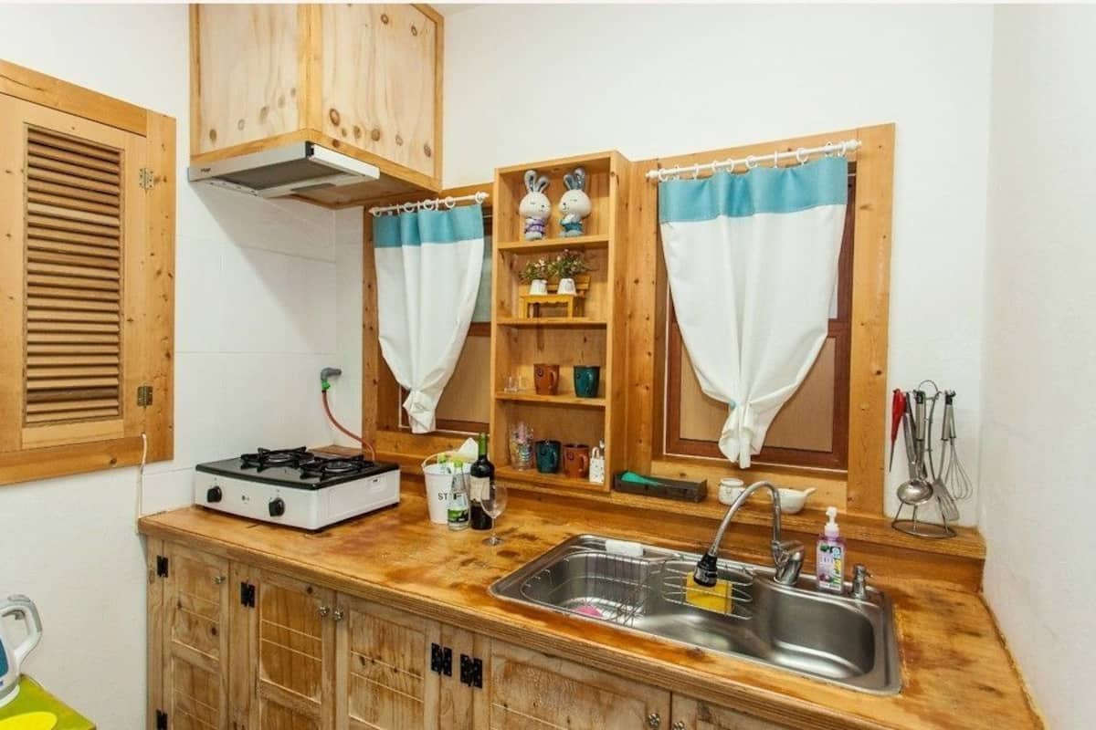 Frigorífico, microondas, placa de cocina y hervidor eléctrico