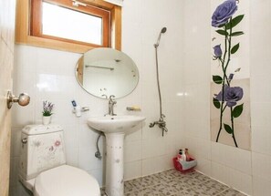 A bathroom with a toilet, sink, shower, and a decorative rose wall. - Jirisan Shiri Pension (Gurye)