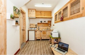 Refrigerador, microondas, placa de cocina, tetera/pava eléctrica