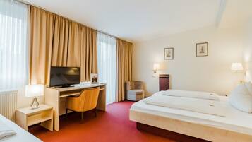 Triple Room | Desk, iron/ironing board, free WiFi, bed sheets