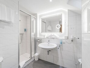 Dreibettzimmer | Badezimmer | Duschwanne, Haartrockner, Handtücher, Seife