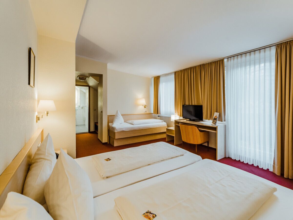 Triple Room | Desk, iron/ironing board, free WiFi, bed sheets