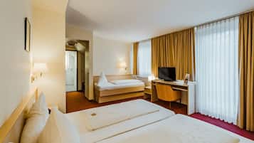 Triple Room | Desk, iron/ironing board, free WiFi, bed sheets