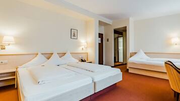 Triple Room | Desk, iron/ironing board, free WiFi, bed sheets