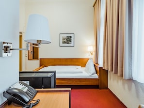 Chambre Simple | Bureau, fer et planche Ă repasser, Wi-Fi gratuit, draps fournis