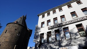 Un hotel con una torre destacada y un letrero que dice "HOTEL AM MARSCHIERTOR".