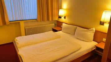 Escritorio, tabla de planchar con plancha, wifi gratis y ropa de cama