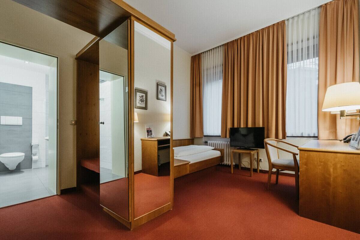 Single Room | Desk, iron/ironing board, free WiFi, bed sheets