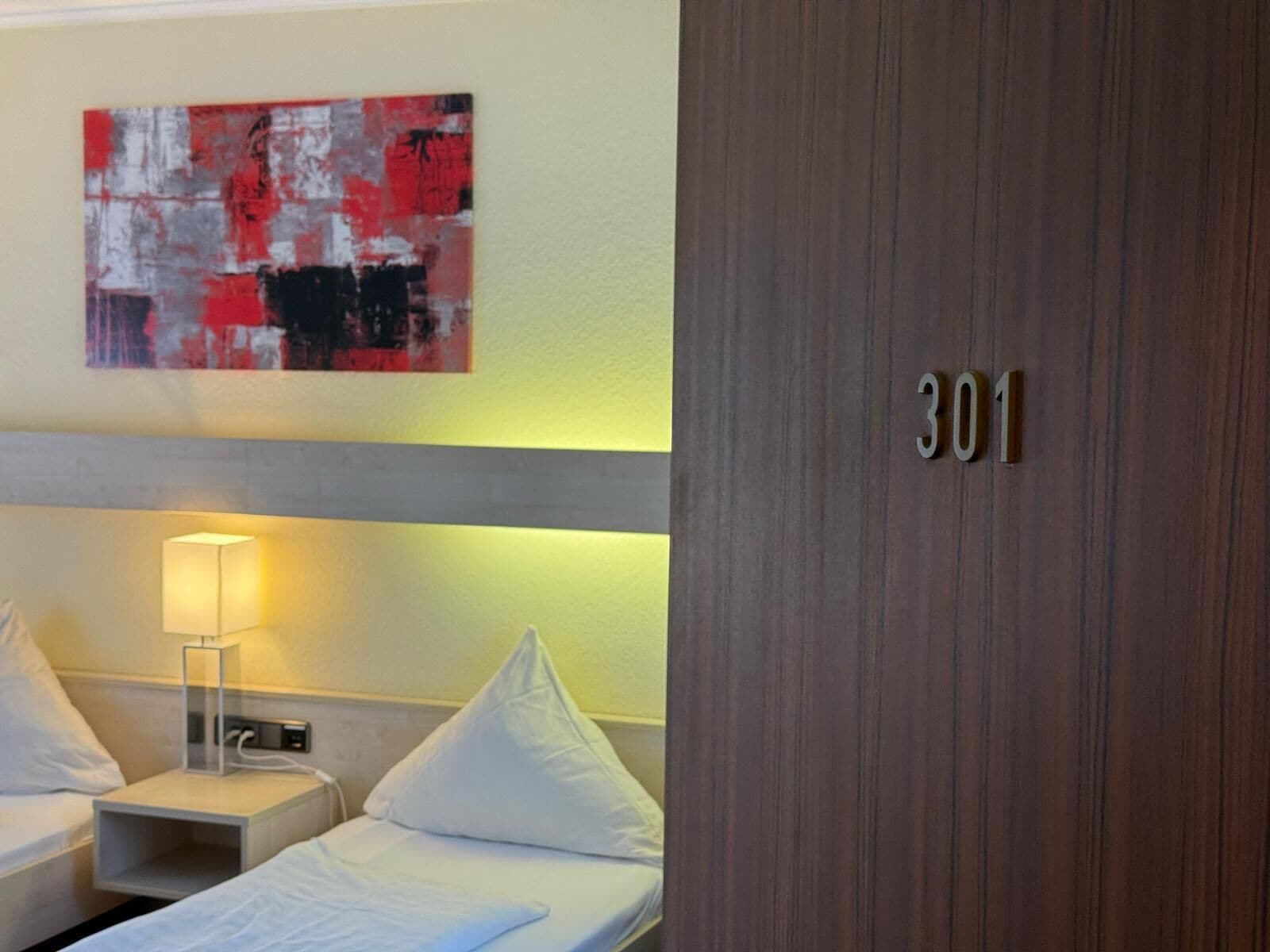 مكتب ومكواة/لوح كي وواي فاي مجانًا وملاءات أسرّة