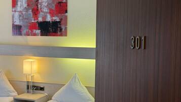 Twin kamer | Een bureau, een strijkplank/strijkijzer, gratis wifi, beddengoed