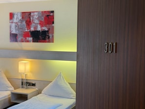 Twin Room | Desk, iron/ironing board, free WiFi, bed sheets - Hotel am Marschiertor (Aachen)