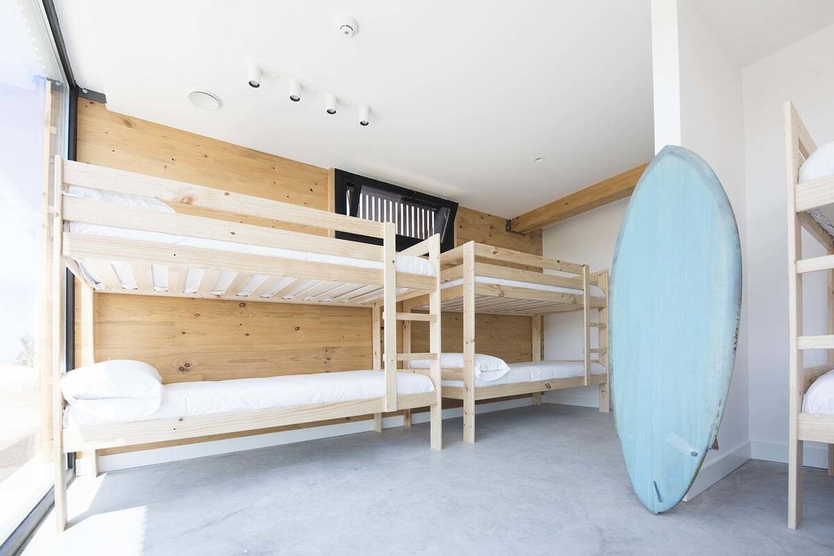 Felles sovesal, for menn og kvinner, delt bad (1 bed in a 8-Bed Dorm Room + 2h Surf) | Blendingsgardiner, lydisolert, wi-fi (inkludert) og sengetøy