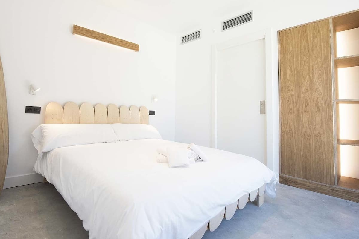 Blackout drapes, free WiFi, bed sheets