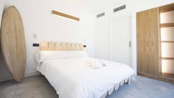 Blackout curtains, free WiFi, bed sheets