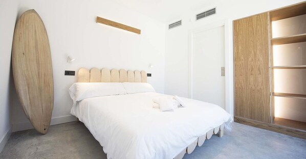 Blackout curtains, free WiFi, bed sheets