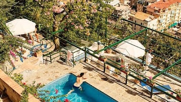 En säsongsöppen utomhuspool