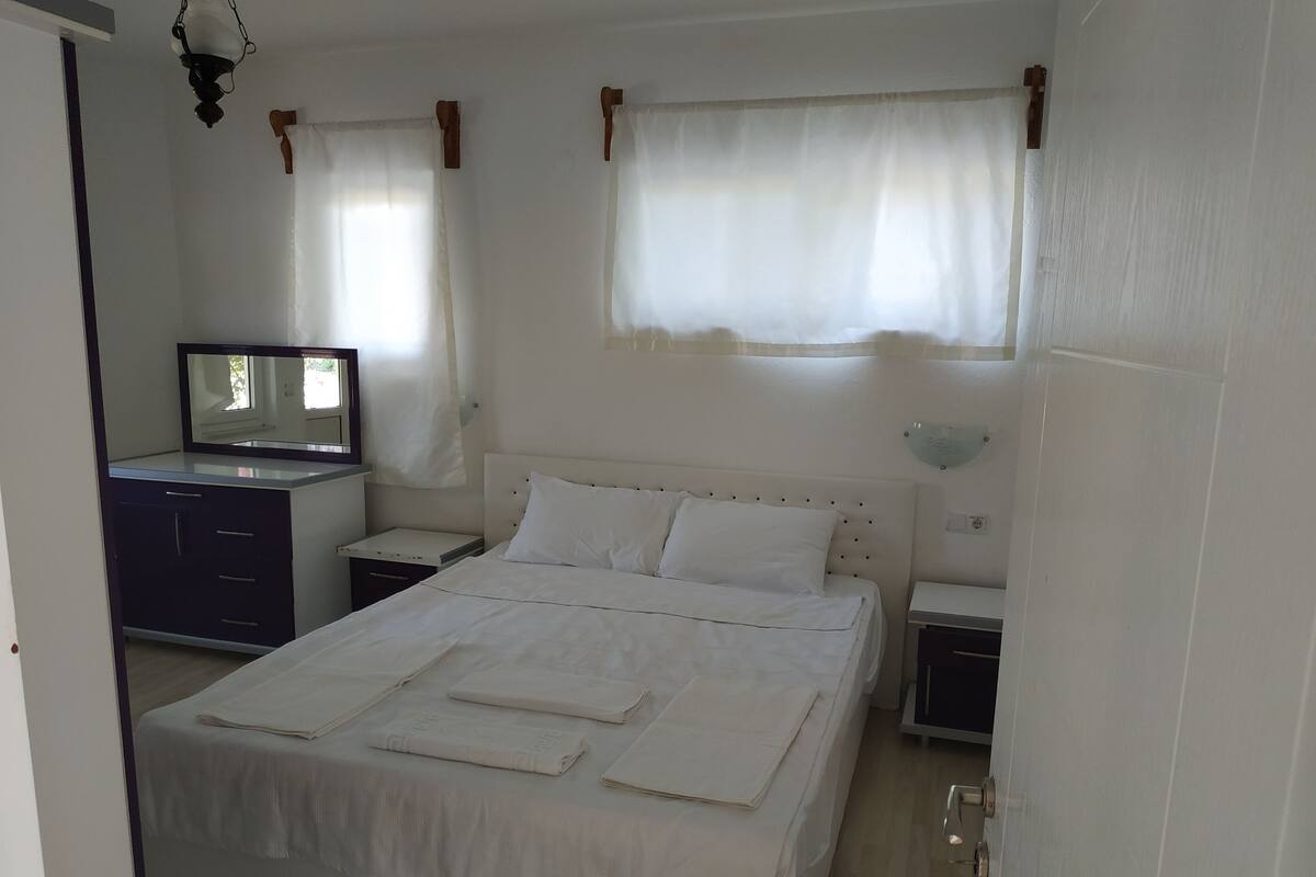 Villa Basic | 1 sovrum, individuell inredning, unika möbler och skrivbord