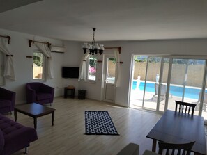 Villa básica | Zona de estar | Una televisión LCD