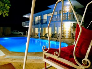 Una piscina al aire libre de temporada