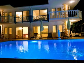 Una piscina al aire libre de temporada