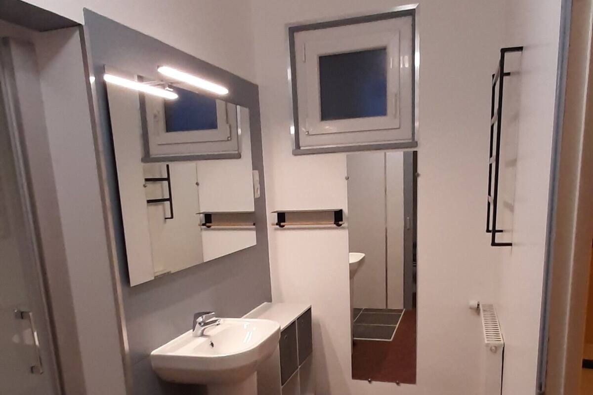 rainfall showerhead, towels