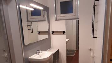 Rainfall showerhead, towels