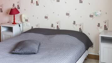 Single Room | In-room safe, desk, soundproofing, iron/ironing board