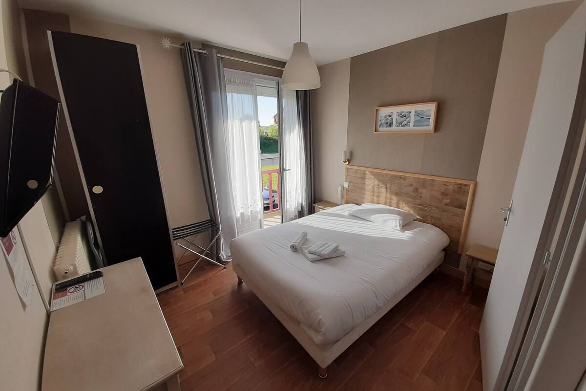 in-room safe, desk, soundproofing, iron/ironing board