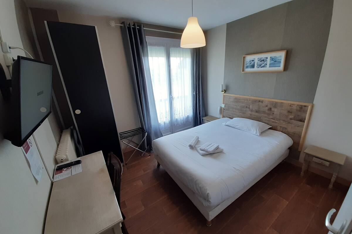 in-room safe, desk, soundproofing, iron/ironing board