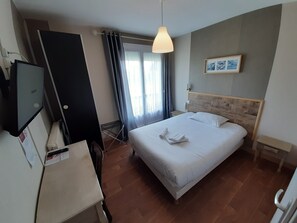 Safe på rommet, skrivebord, lydisolert og strykejern/-brett