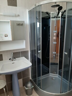 Family Room | In-room safe, desk, soundproofing, iron/ironing board - Hotel Le Cormier 9 (Cholet)