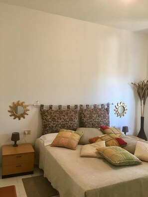Habitación con 1 cama matrimonial o 2 individuales | Ropa de cama de alta calidad, minibar y cortinas blackout