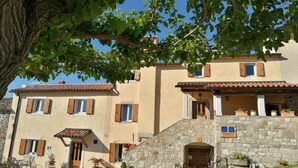 Front of property - Rooms Dores (Buzet)