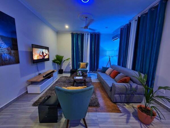 Flat-screen TV - EmpireLux Middle Floor (Tema)