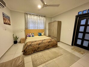 2 bedrooms, blackout curtains, iron/ironing board, cots/infant beds - EmpireLux Middle Floor (Tema)