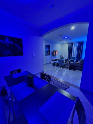 Flat-screen TV - EmpireLux Middle Floor (Tema)