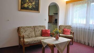 Apartment (Balkon/Terrasse) | Living area | Flat-screen TV