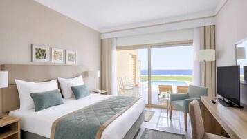 Suite Junior, piscina privata, vista piscina (Family, Queen Bed) | Una cassaforte in camera, una scrivania, Wi-Fi gratuito, lenzuola