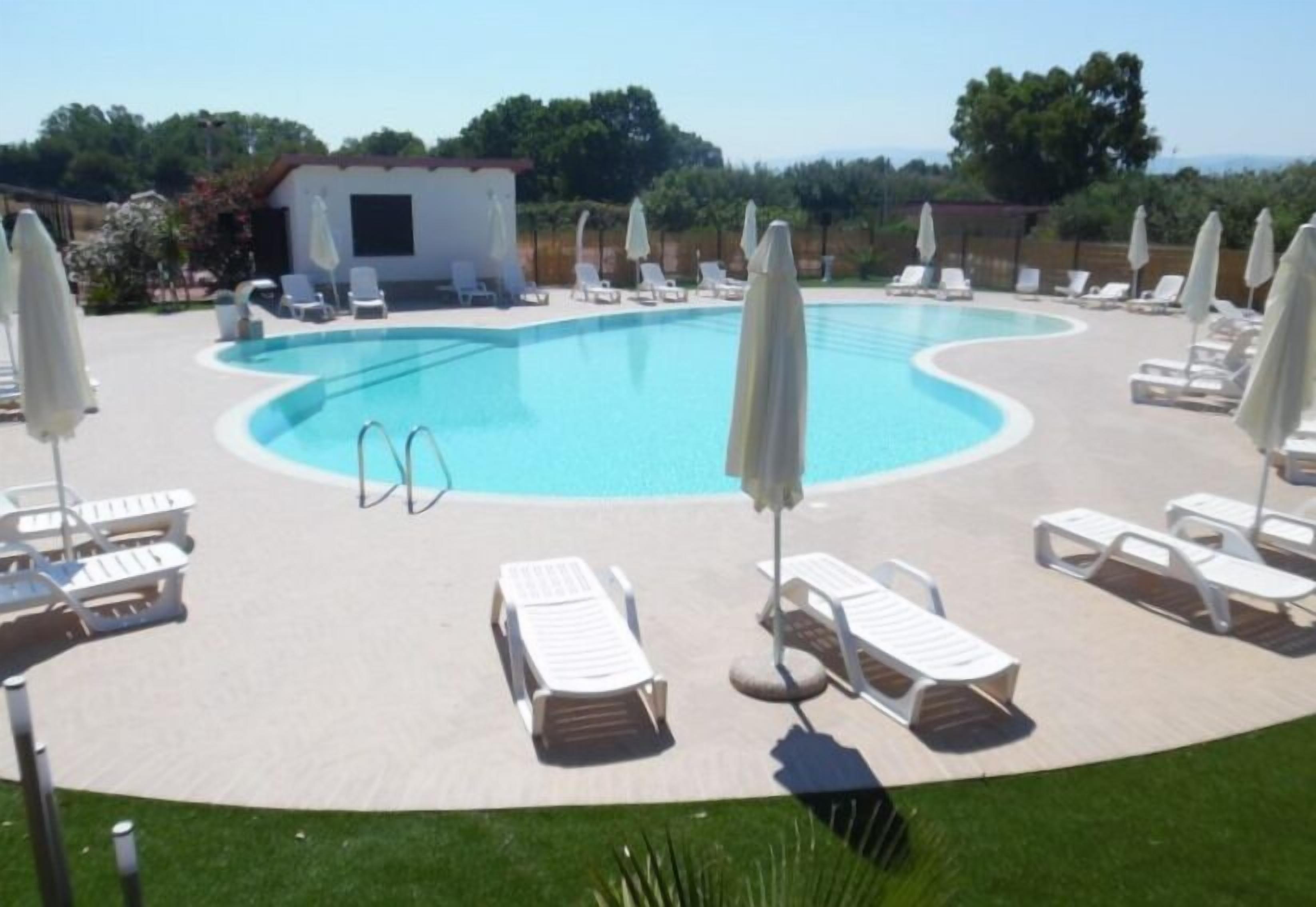 Piscine extérieure (ouverte en saison), parasols de plage