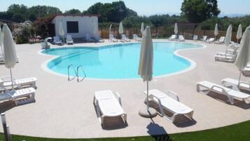 Piscine extérieure (ouverte en saison), parasols de plage