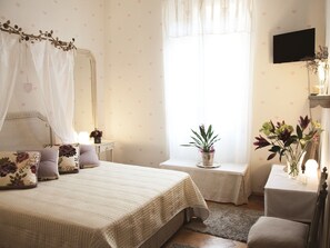 Double or Twin Room, 1 Double Bed, Shared Bathroom (cuori) | In-room safe, rollaway beds, free WiFi
