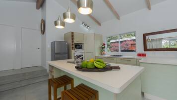 Réfrigérateur, four à micro-ondes, un four, surface de cuisson