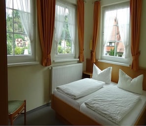 Meja, katil lipat simpan/tambahan, Wi-fi percuma, cadar katil